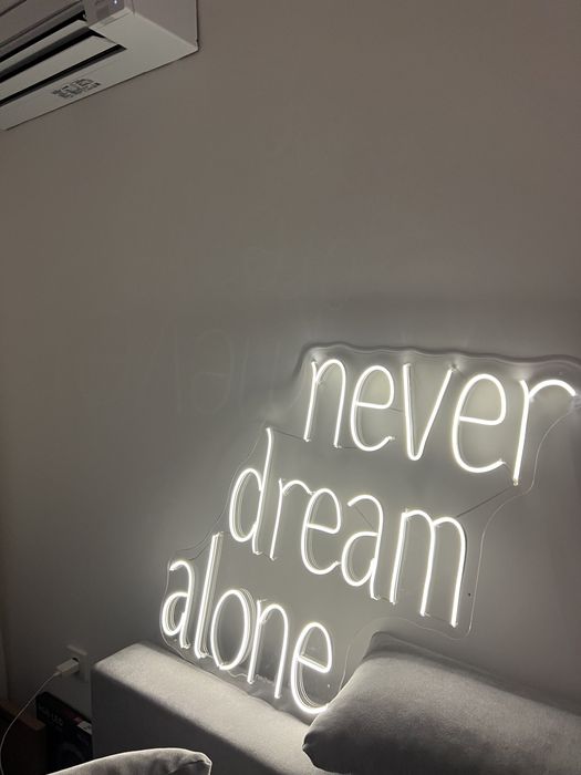 Светещ декоративен  надпис never dream alone