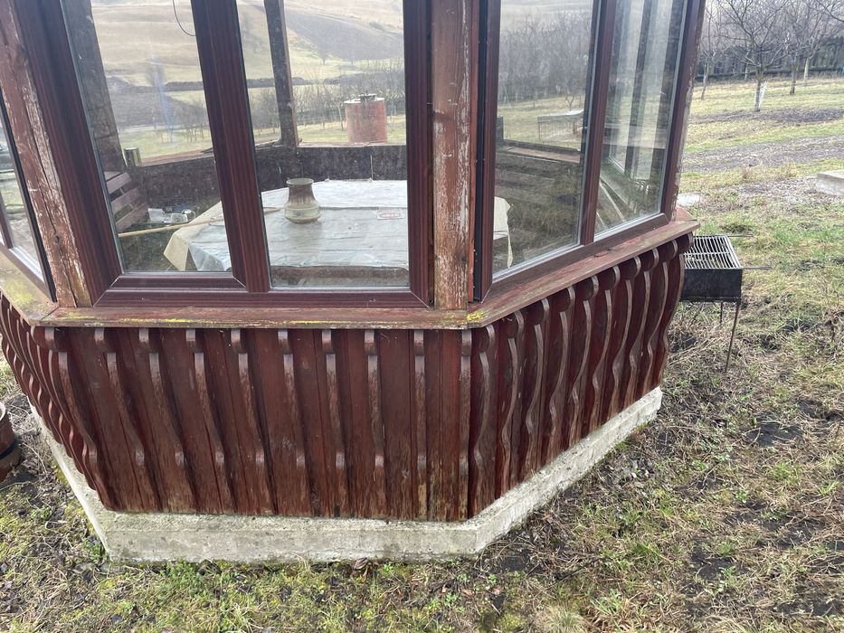 Vând foișor din lemn