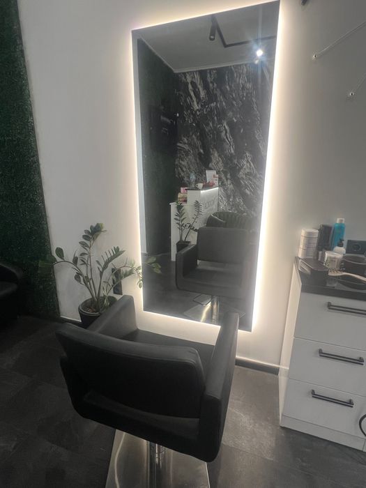 Фризьорски стол и огледало с лед осветление