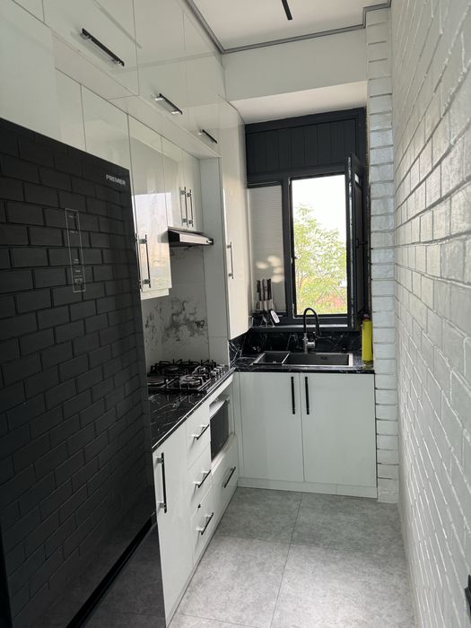 Квартира 2 в 3 на третьем этаже кирпичного дома.