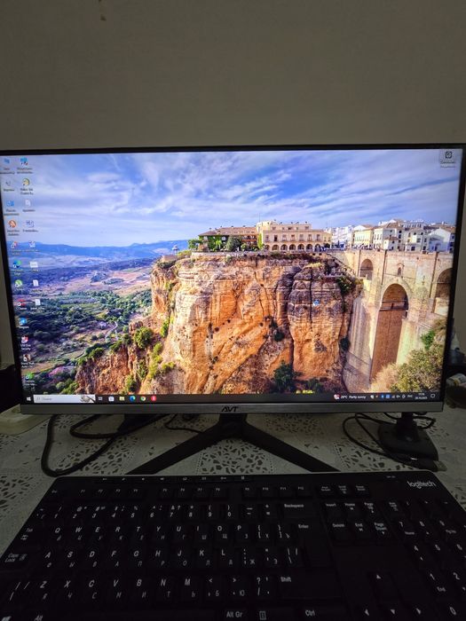 Моноблок продаю вместе с беспроводной клавиатурой и мышью