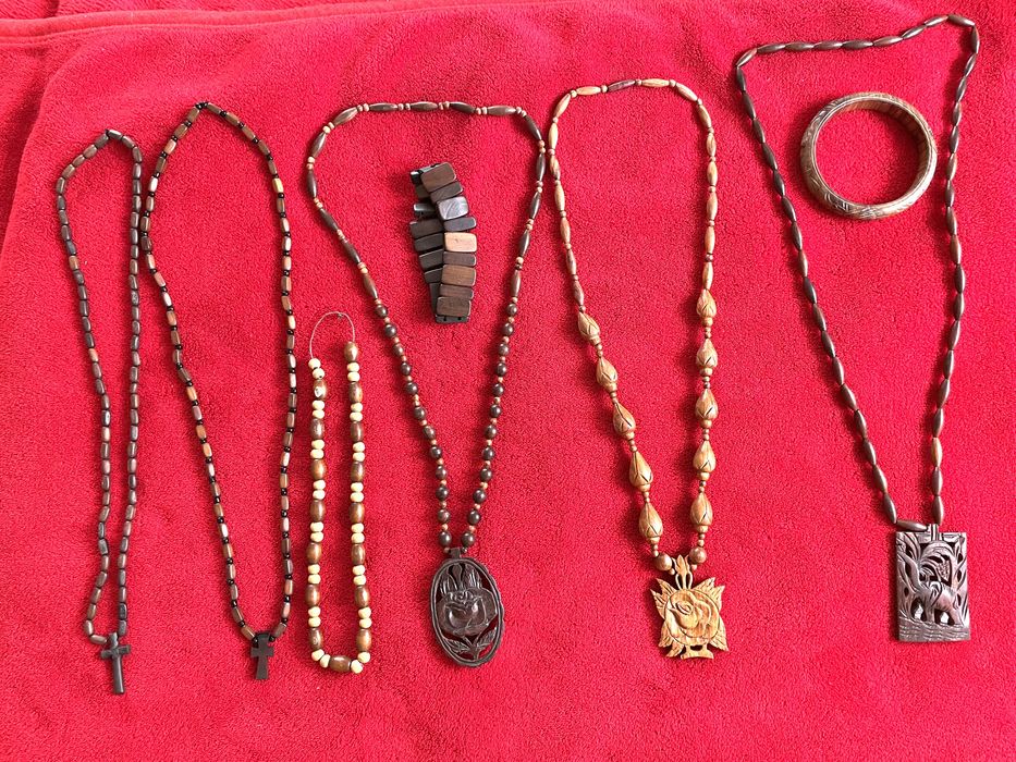 Дамски колиета от абанос и тиково дърво