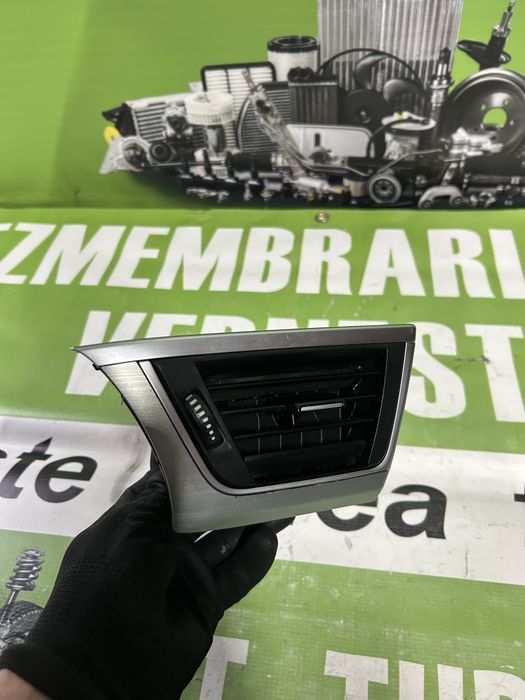Grila aer interior stânga   bord BMW F30, F31 volan stânga