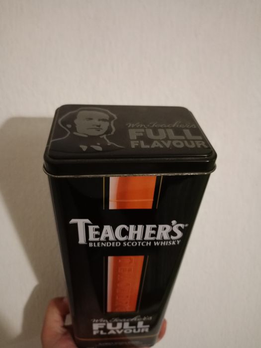 Метални кутии от уиски