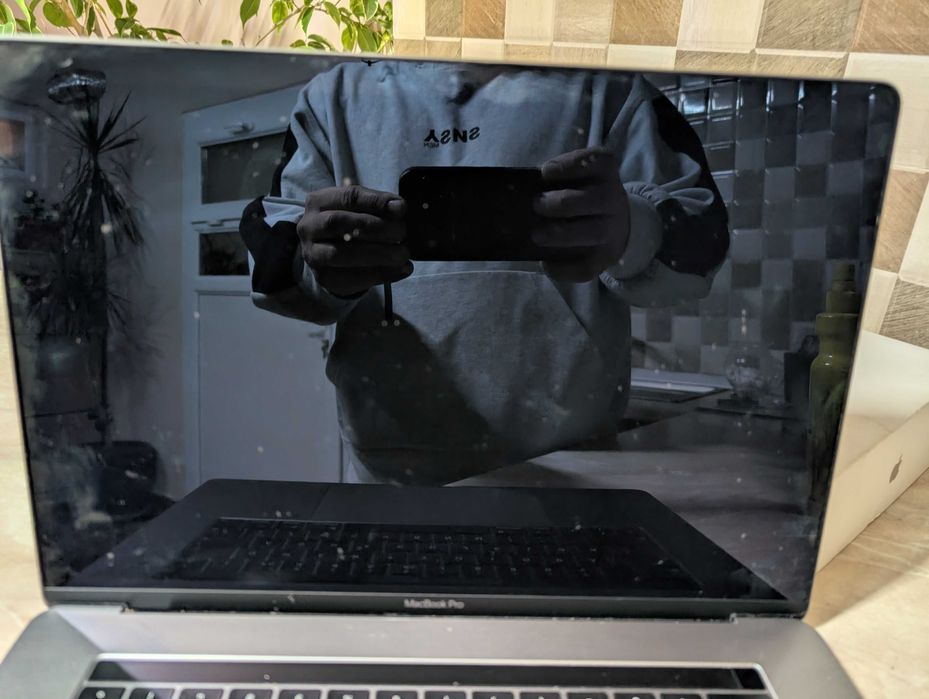 Macbook pro 15  touch bar defect