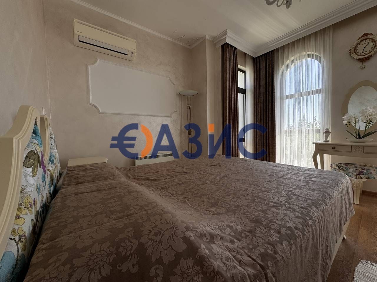Къща с 3 спални, 250 кв.м. + 450 кв.м. двор, Свети Влас, България, 380