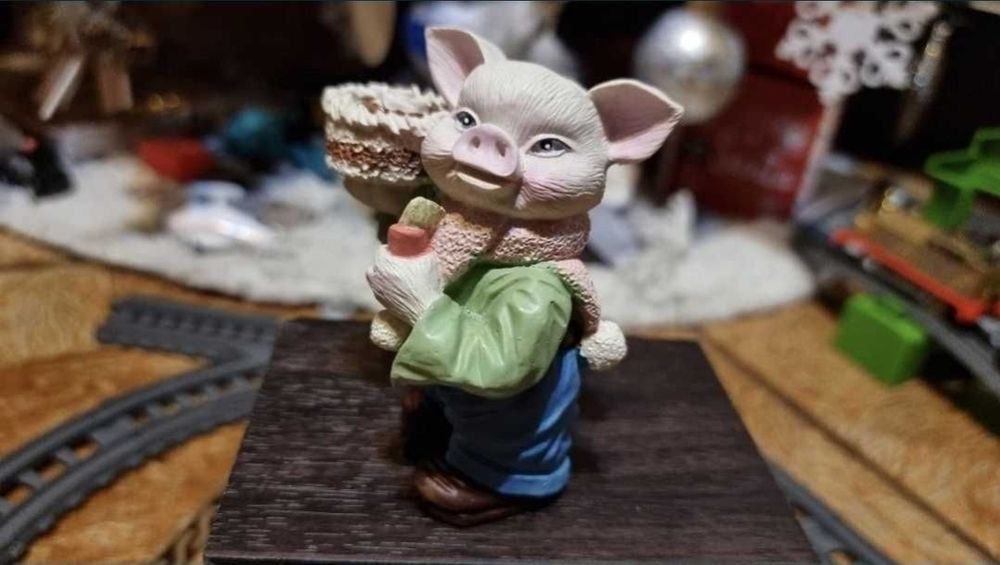 Statueta Pig With Cake.