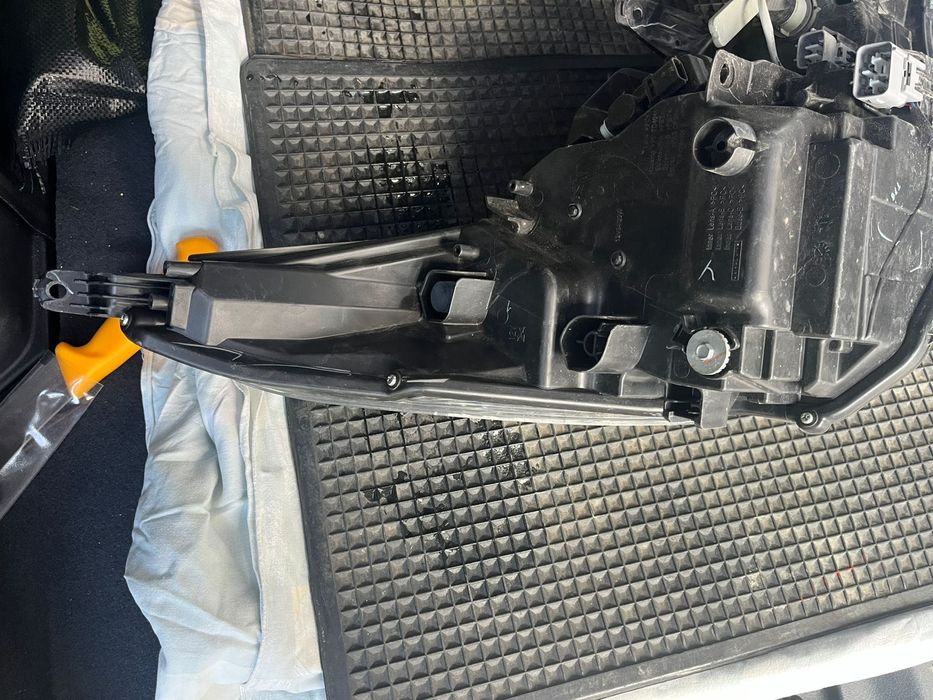 Фар за Toyota avensis