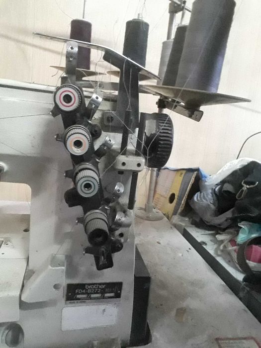 Vand masina da cusut Brother cu 5 ate, 3 ace.