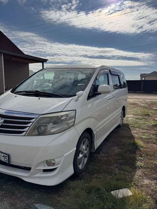 Машина Toyota Alphard