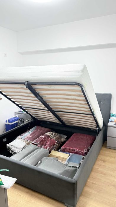 Pat cu somieră rabatabilă și ladă de depozitare, plus saltea