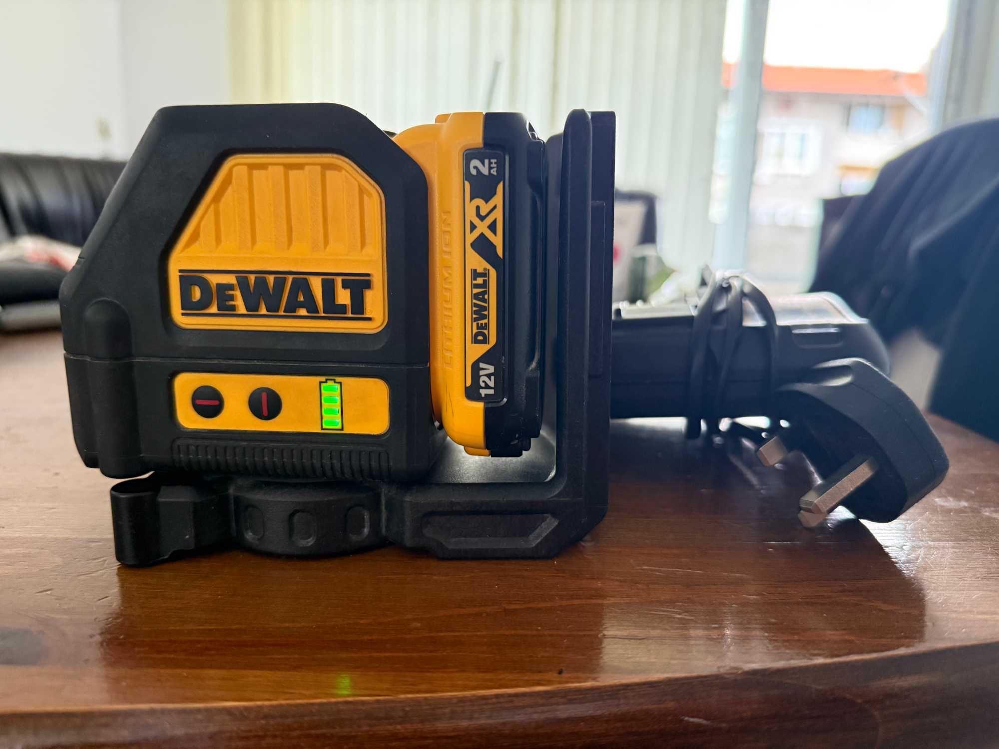 Лазерен Нивелир Dewalt DCE088R