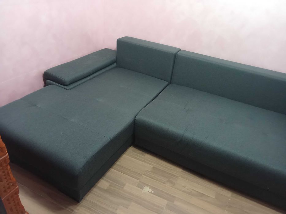 Vând canapea extensibila,foarte puțin folosită!