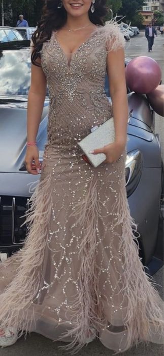 Рокля с пайети и пера