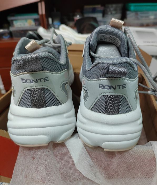 Новые женские кроссовки