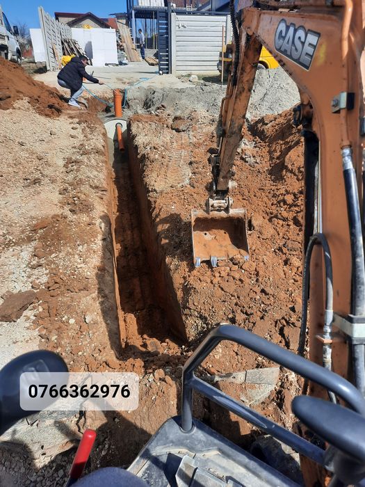 Miniexcavator cu picon pamant vegetal si nisipos