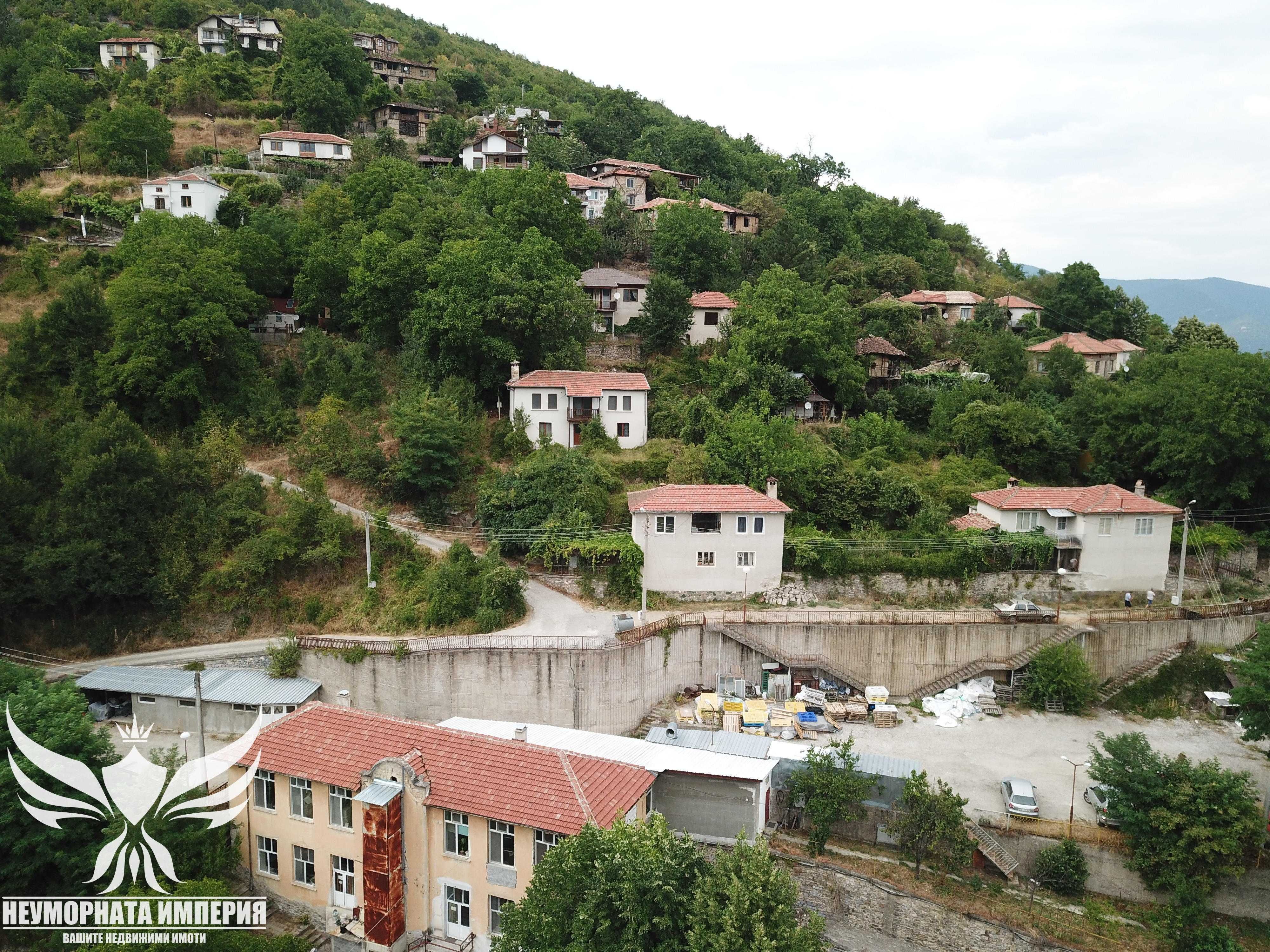 Двуетажна вила/къща 120РЗП с 460кв.м. двор село Югово общ.Лъки