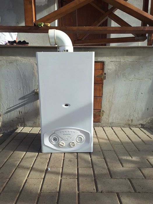 Vând centrală pe gaz Ariston