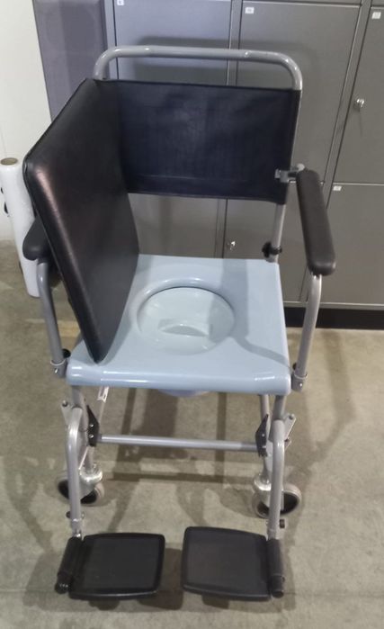 Cărucior cu toaletă bătrâni
