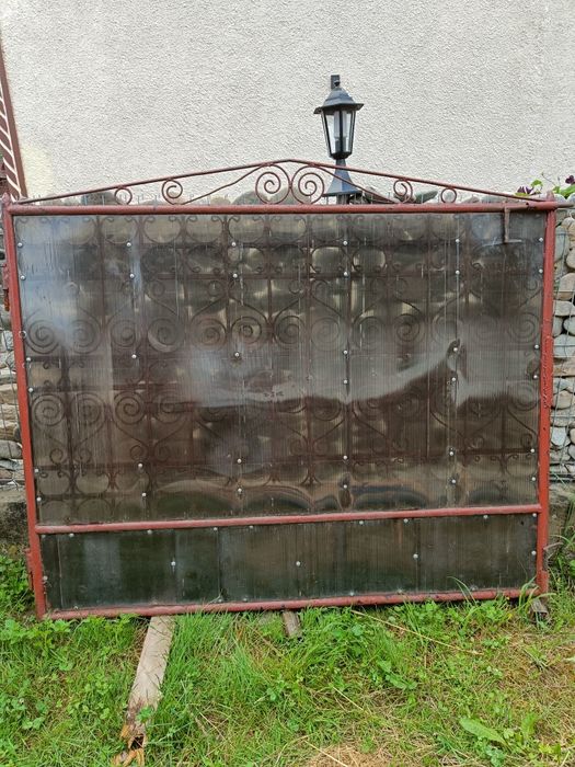 Poartă și portiță intrare curte.