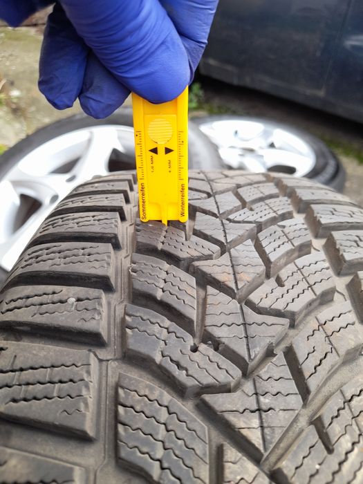 De Vănzare un set jante luminiu pe 215/65/R16 cu anvelope de iarnă