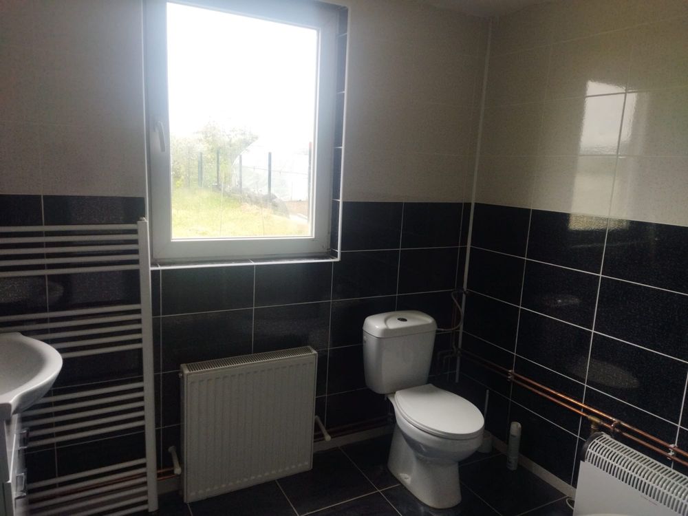 Inchiriez casa comuna Bucov