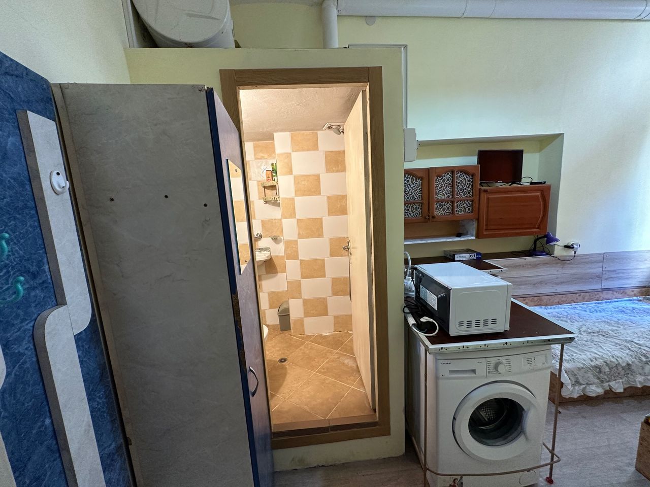 Дава се под наем Едностаен апартамент в Варна, Център - 10 кв.м за 204 € - Снимка #3