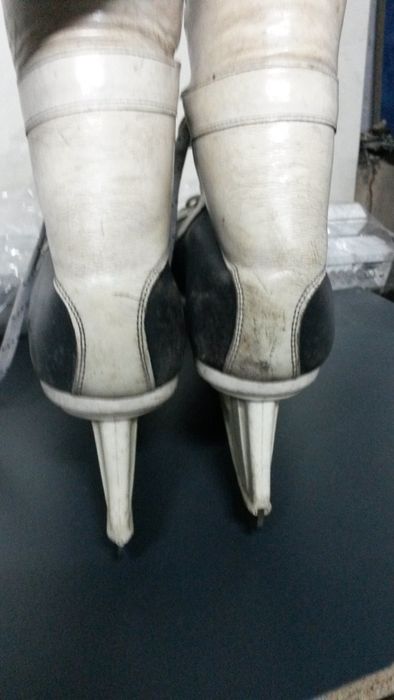 Продава кънки за лед