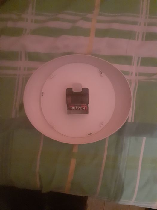 Ceas de perete fucțional culore albă