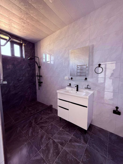 УЧ кахрамон Гулистон. 2.5 сотик 8 хона. Срочно сотилади.