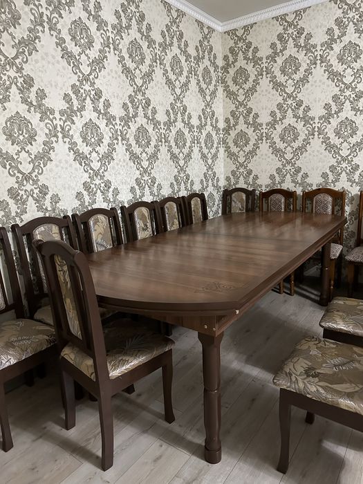 Стол и стулья, в хорошем состоянии, из дерево