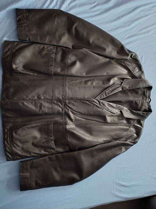 Vând geacă de piele tip sacou, culoare neagră,veche,producție Mongolia