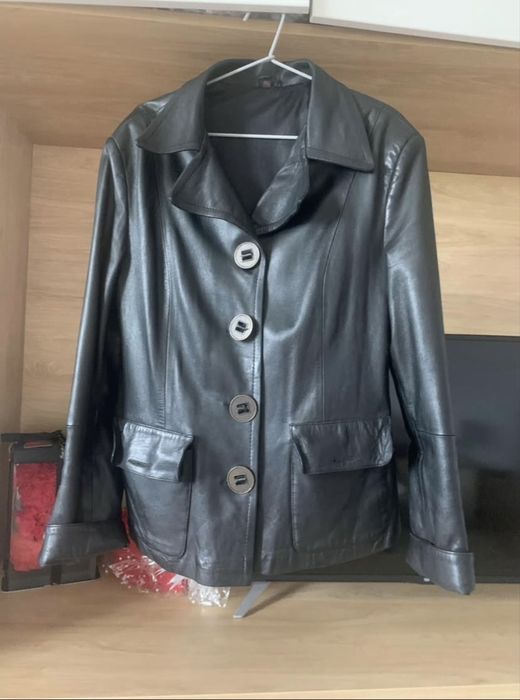 Sacou piele, culoarea neagra, pielea este moale,purtata foarte putin