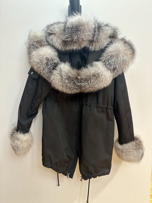 Geaca cu blana de vulpe argintie, accesorizata