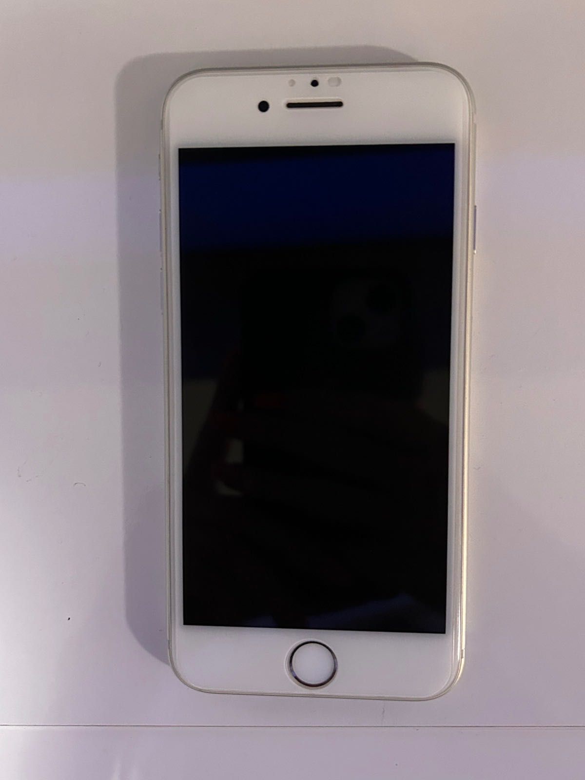 Продавам iPhone 8 , 64 GB .