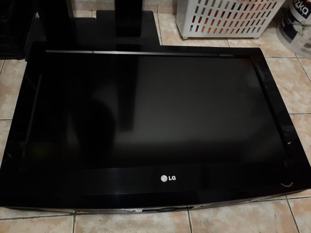 Телевизор LG 32дюйма б/у (2 штуки): 1) с кронштейном 2)со стойкой