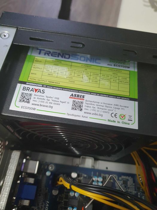 Геймърски компютър с 4 ядрен процесор видеокарта RX570 и монитор Dell