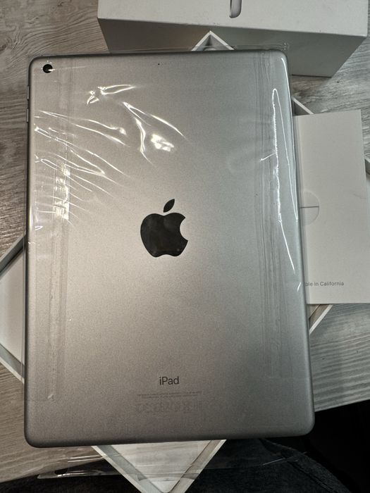 iPad gen 5, 32 gb, white
