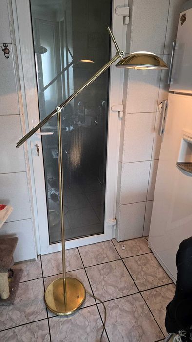 Lampă de podea aurie cu  dimmer, variator intensitate luminoasa