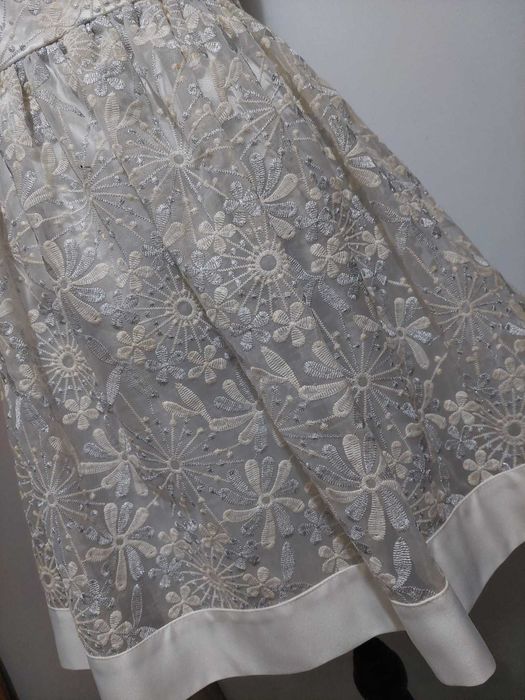 Rochie superba in clos cu broderie argintie si ivory aplicatii florale