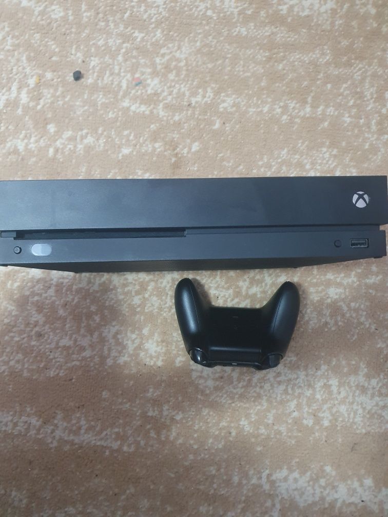 Vând xbox one x 1T