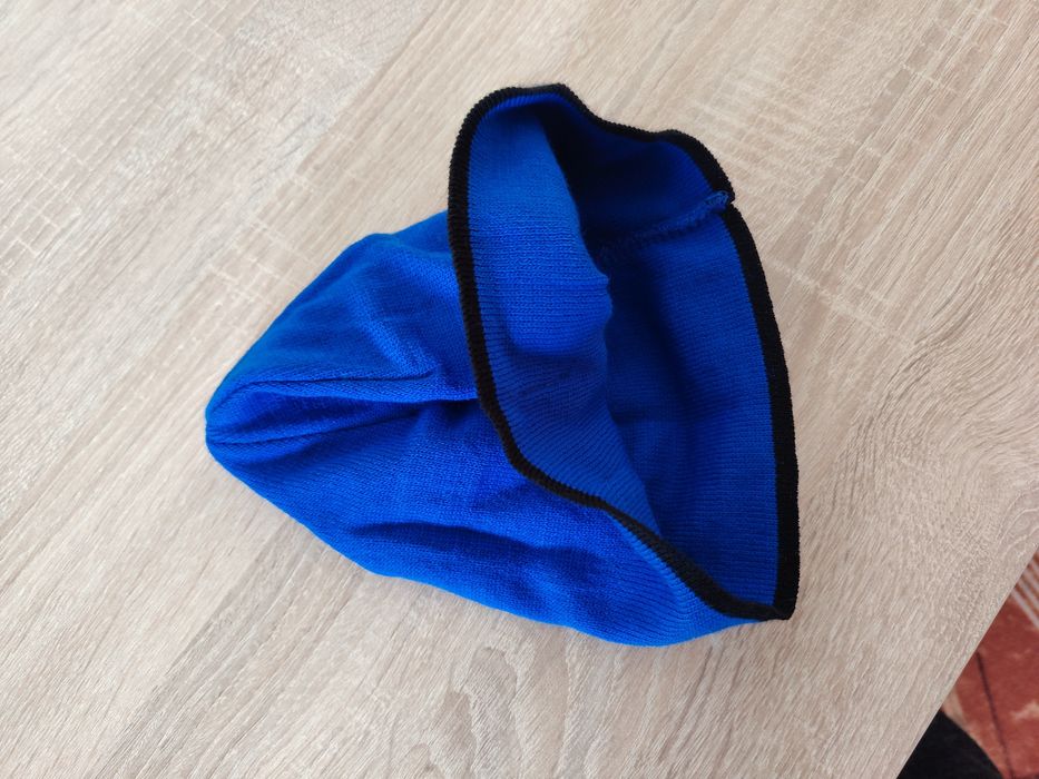 Зимна шапка . Нова .