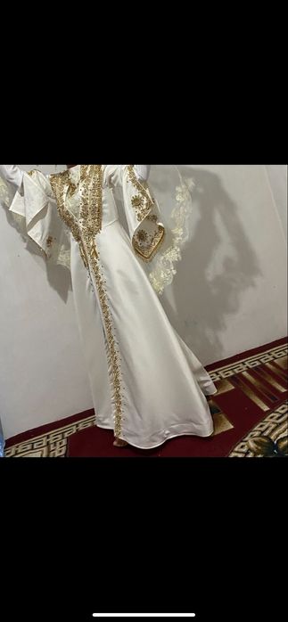 Ansambl sarisi va tilla qoshi bilan
