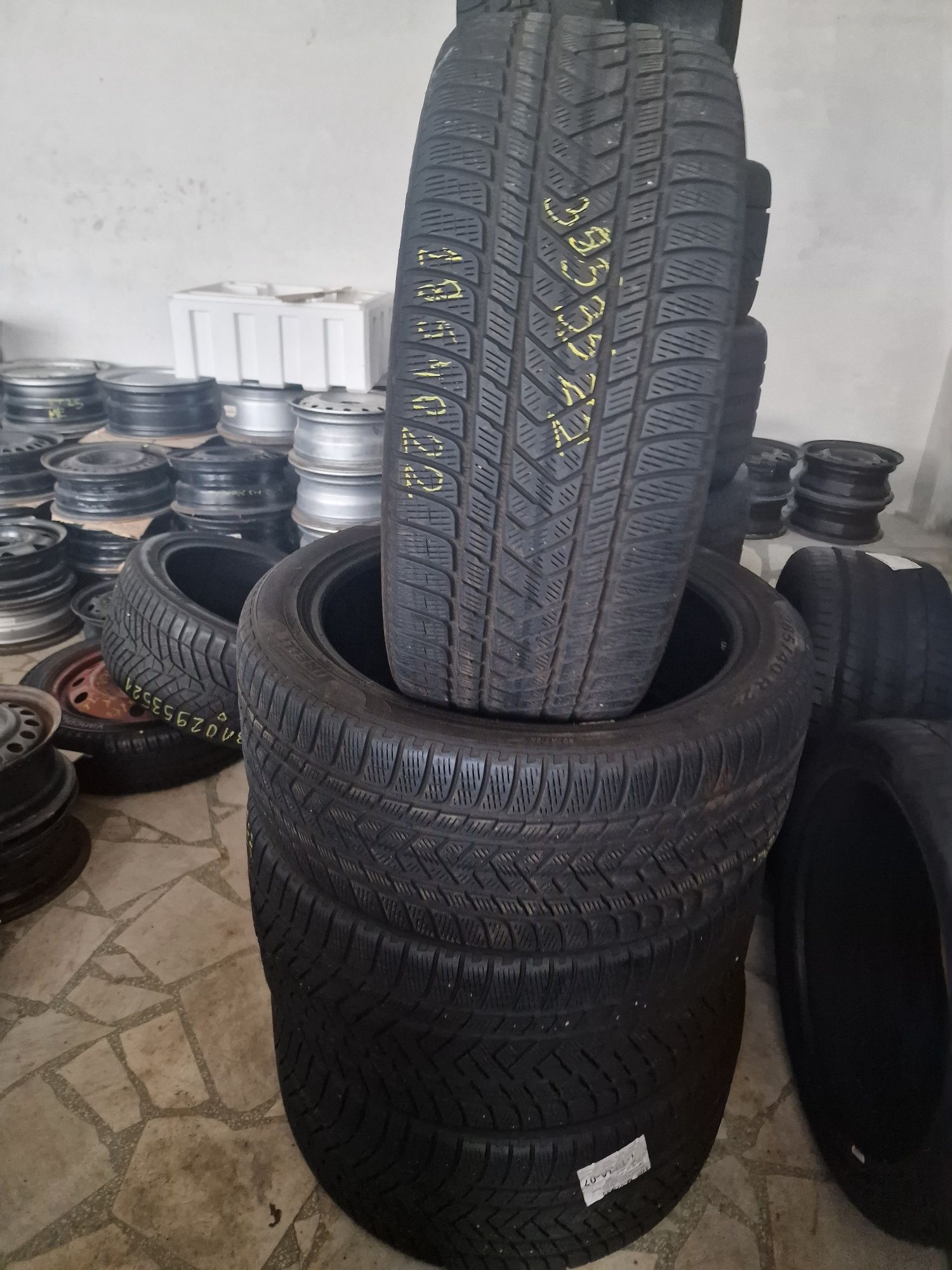 285 40 22 Pirelli 4Броя Замъка Ямбол