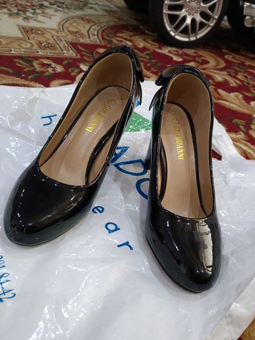 Tufli 38 razmer yangi 1 marta kiyilgan holati aʼlo