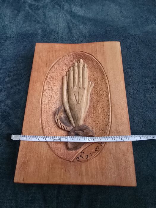 Tablou din lemn sculptat – Mâini în rugăciune, artizanat românesc