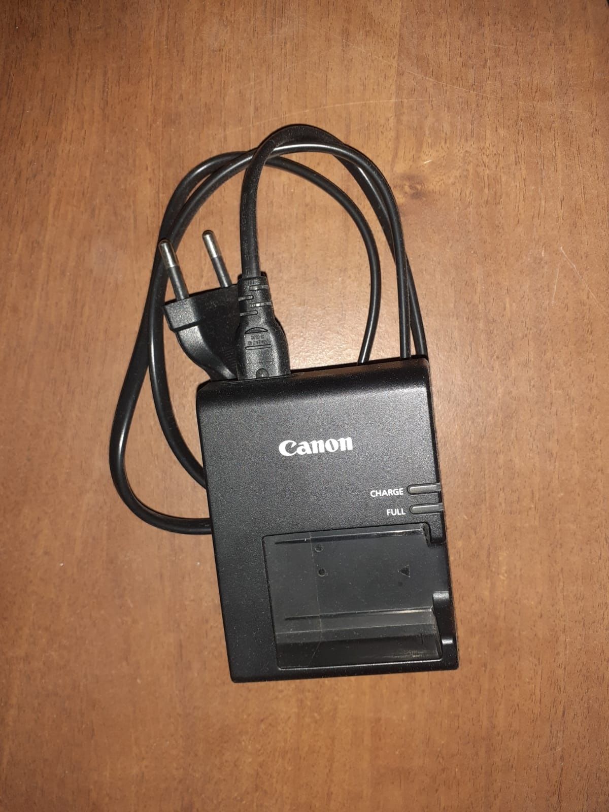 Canon 4000d чисто нов