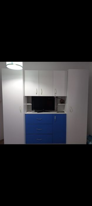 Vând mobilă dormitor și pat de 2 persoane  adică 90 cm sus și 80cm jos