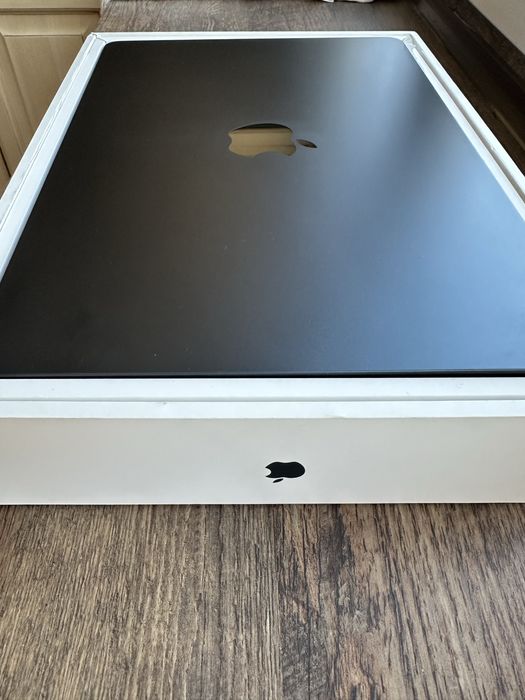MacBook Air 13″ M3 • 16 GB • 512 G - чисто нов