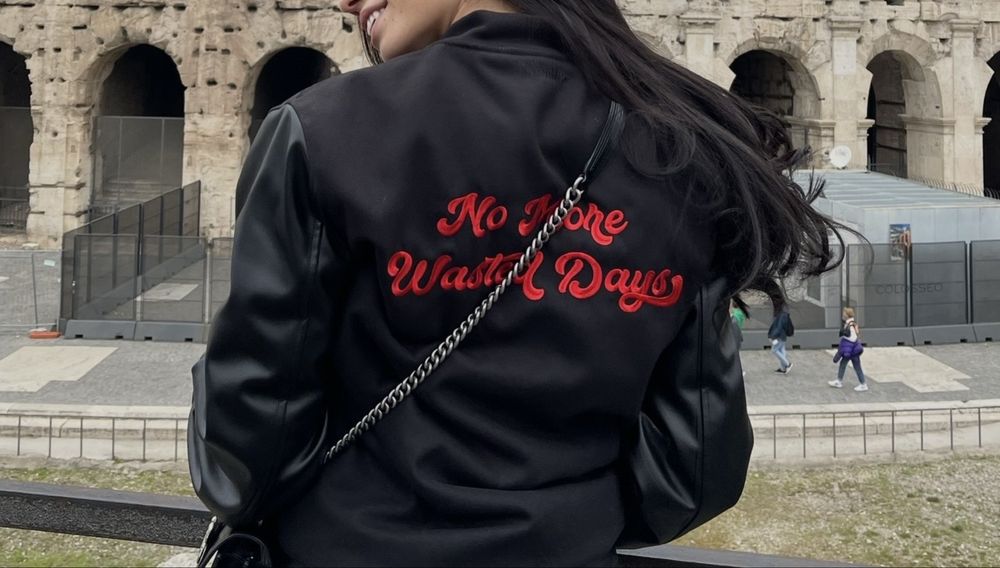 Черно яке бомбър.